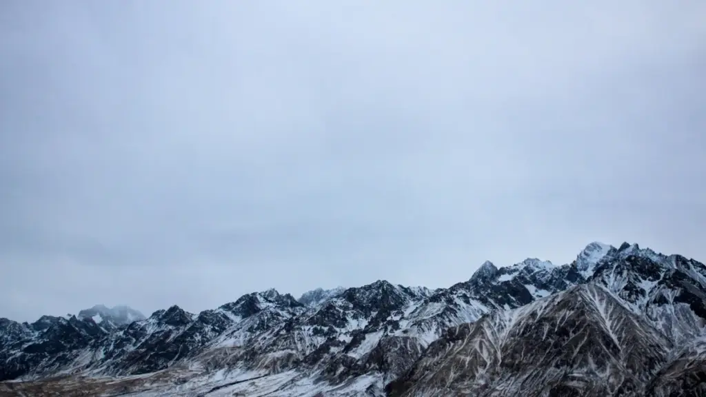 دليل عملي لصانعي المحتوى في السودان: خطوات واقعية للتواصل مع براندات رومانيا على HBO Max، تجهيز تسجيلات خلف الكواليس، ونصائح حقوقية وتقنية مع أمثلة حقيقية.