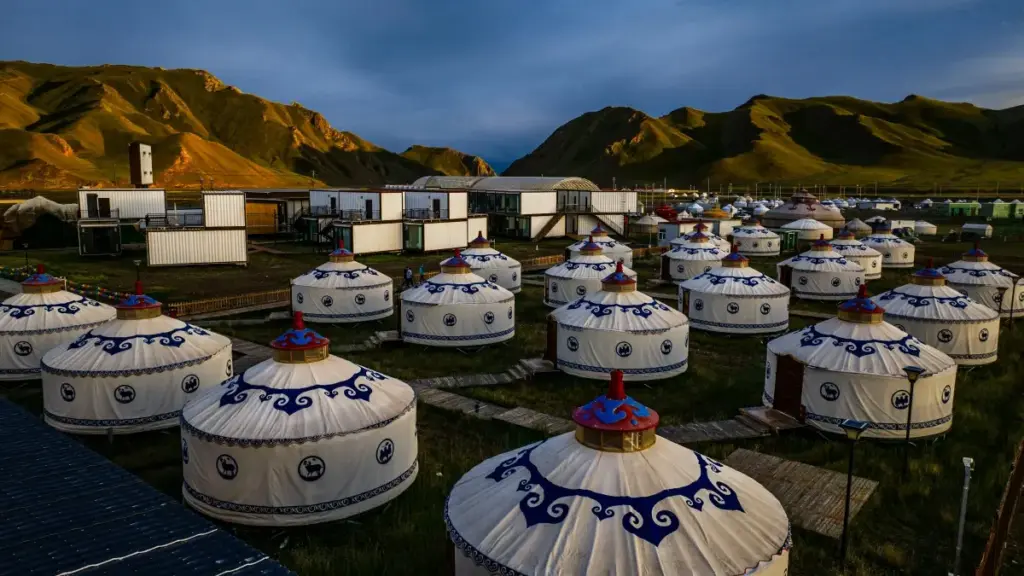 دليل عملي بالمحلي عن كيفية الوصول لبراندات هندية على HBO Max لطلب PR packages، طرق بناء علاقة، أمثلة من سوق الأفلام الهندية، ونصائح للشحن، التفاوض، وتسويق المحتوى.