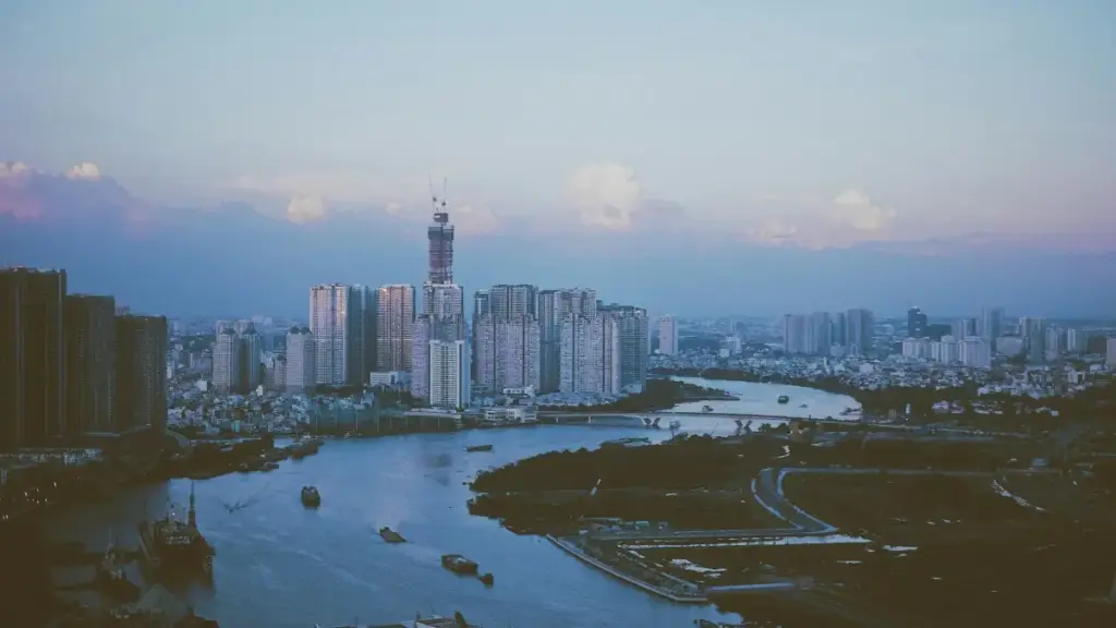 دليل عملي لصنّاع المحتوى في السودان: كيف تلقى براندات اليونان على Moj، وتبني عرض مباشر يجيب انتباههم ويحوّل المشاهدة لتعاون حقيقي.