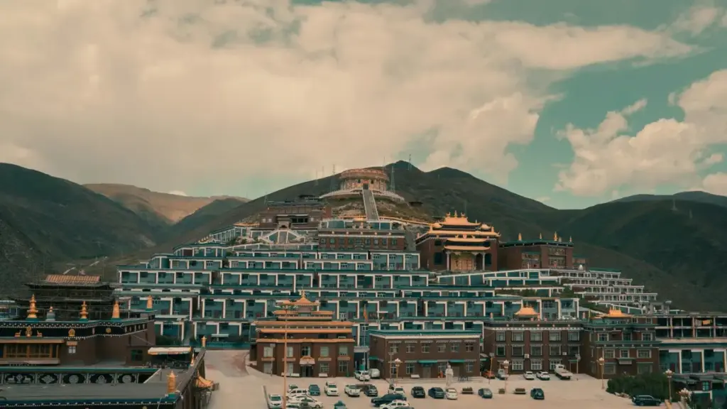 دليل عملي للكراتور في السودان: كيف تلقط براندات لاتفيا على Viber، كيف تكتب رسالة تقنعهم، وكيف ترتّب مراجعة وفتح PR بدون لف ودوران.